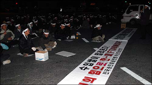 전국농민회총연맹 부산·경남, 경북지역 농민 200여명이 23일 새벽 1시부터 부산 갑만부두에서 미국산 식용쌀 수입저지를 위한 밤샘농성에 들어갔다. 